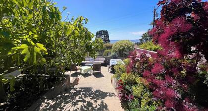 Three Bridge Bayview Bungalow in charming Kensington perfect for relaxing stays