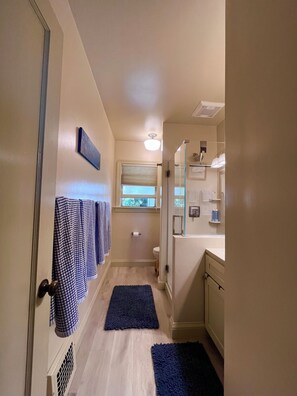 Shower, hair dryer, towels, soap - Three Bridge Bayview Bungalow in charming Kensington perfect for relaxing stays (Kensington)