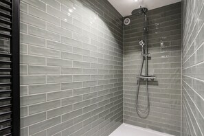 Shower, hair dryer, towels, soap - Raphaelle | Stylish Coastal Apartment in Ostend | Sleeps 8 (Oostende)