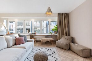 Smart TV - Raphaelle | Stylish Coastal Apartment in Ostend | Sleeps 8 (Oostende)