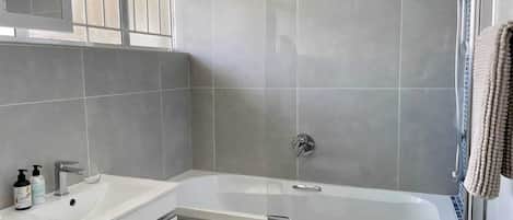 Douche, serviettes fournies, savon, papier de toilette