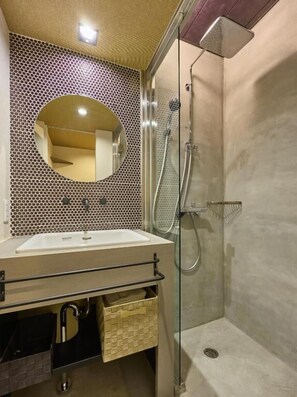 Pantuflas, excusado o inodoro con bidet electrónico
