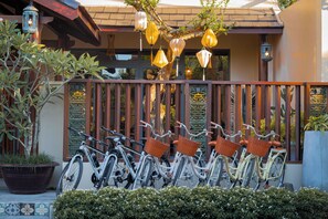 A row of bicycles with baskets, a decorative fence, and hanging lanterns. - Sola Hoi An (Da Nang Municipality)