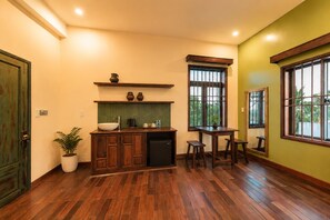 Habitación Deluxe doble, balcón | Minibar, wifi gratis, ropa de cama