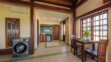 Junior Suite, Balcony, Garden View | Interior