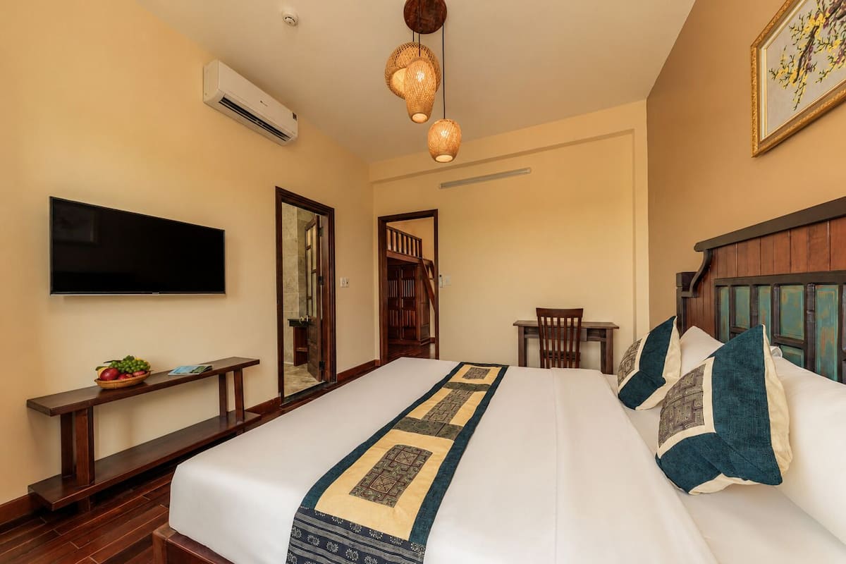 Habitación triple Deluxe, balcón | Minibar, wifi gratis, ropa de cama