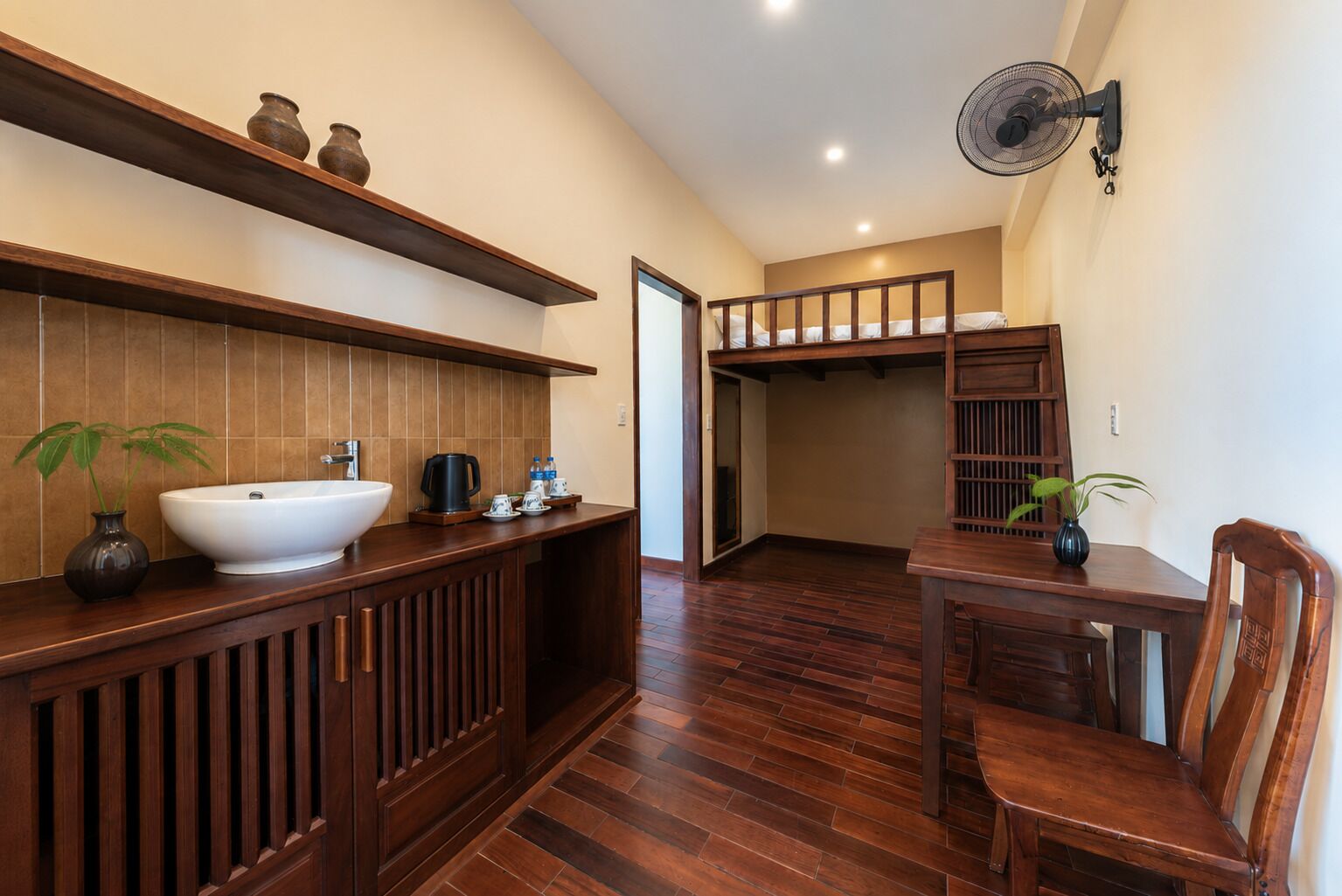 Minibar, wifi gratis y ropa de cama 