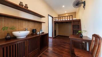 Minibar, wifi gratis y ropa de cama