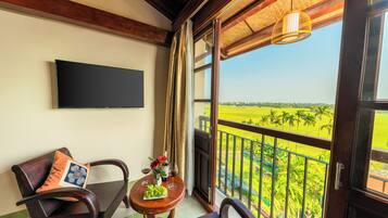 Junior Suite, Balcony, Garden View | Living area