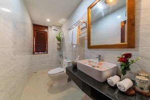 Deluxe dubbelrum - balkong - utsikt mot staden | Badrum