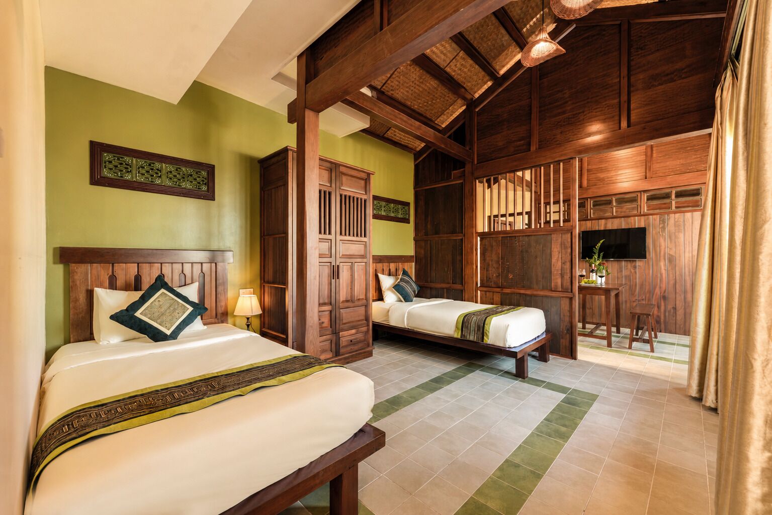 Two-bedroom Signature Suite | Minibar, WiFi (free), bed sheets
