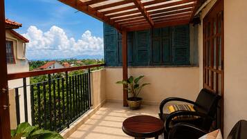 Traditional Suite, 2 Bedrooms, Garden View | Pemandangan dari bilik