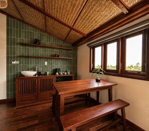 Suite tradicional, 2 habitaciones, vistas al jardín | Minibar, wifi gratis, ropa de cama