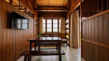Signature Suite, 2 Bedrooms, Garden View | Ruang tamu