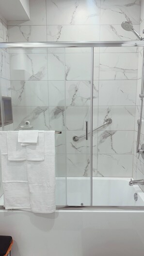 Bathroom - Room-premium Stay in a Chic and Bright b (Québec City)