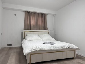 2 bedrooms, WiFi - Modern Refurbished Flat • Self Check-in • Parking (Stuttgart)