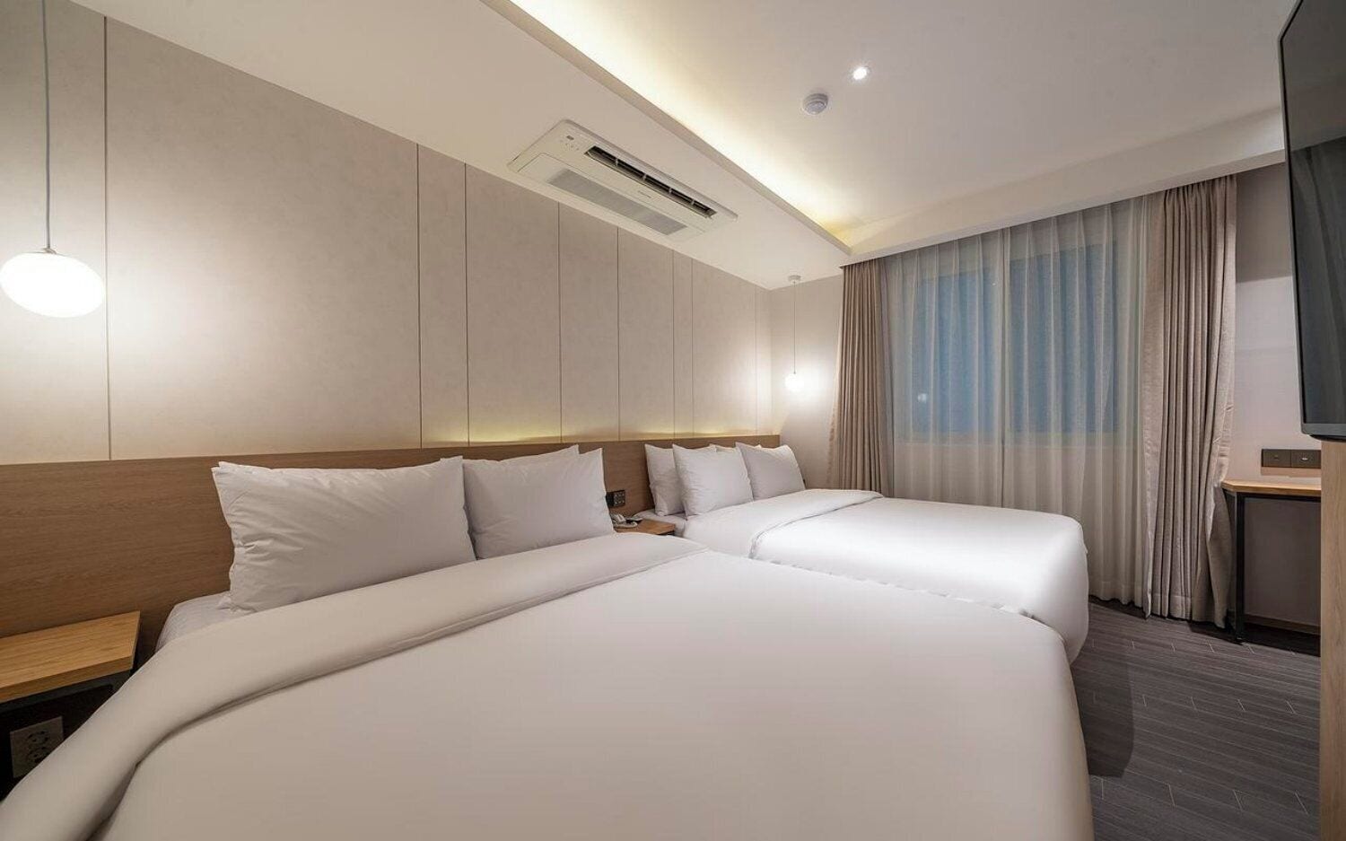 Free WiFi, bed sheets