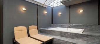 Busan Yongho-dong Athena Hotel