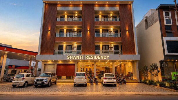 Un immeuble à plusieurs étages sur lequel on peut lire l’inscription « SHANTI RESIDENCY ».