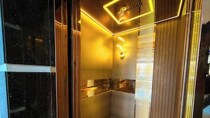 Une salle de bain moderne avec un miroir, un porte-serviettes et un espace douche.