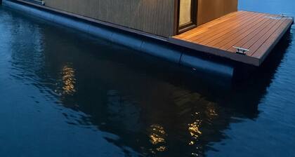 Unique stay on the water, houseboat Loosdrecht