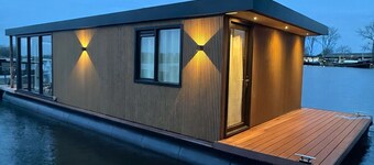 Unique stay on the water, houseboat Loosdrecht