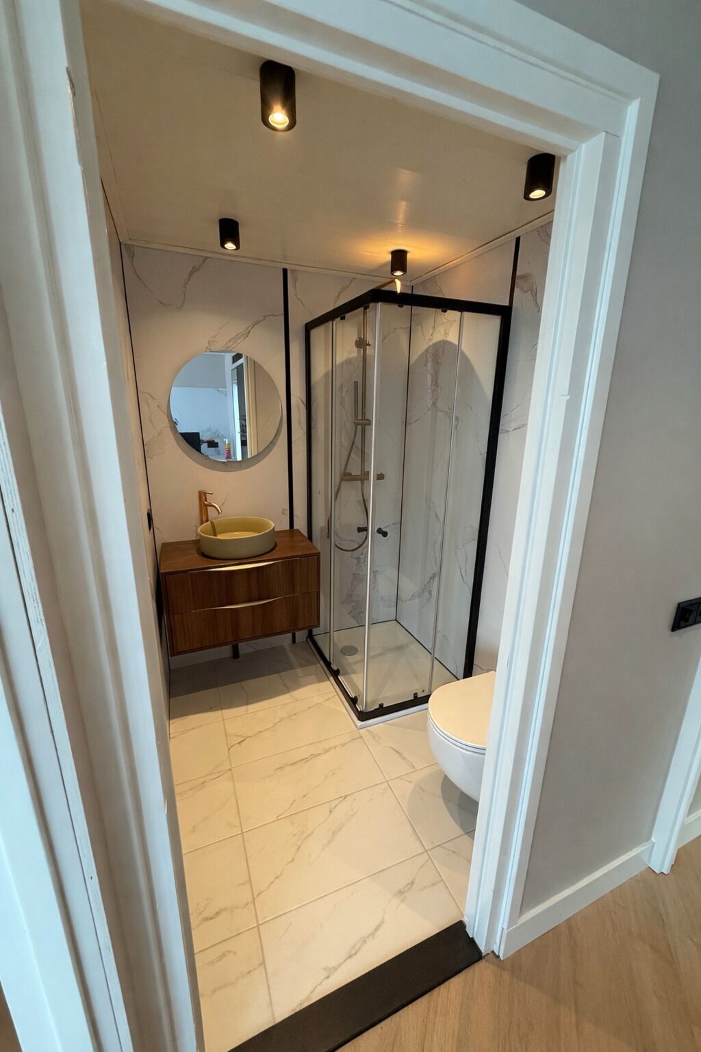 Douche, bidet, serviettes fournies, savon