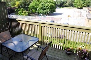 Junior Room | Outdoor dining - Park Hotel and Suites Downtown (Toronto)