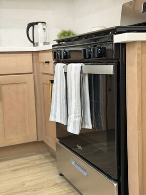 Microwave, oven, stovetop - Cozy home in 20 min to NYC FIFA Finals (Jersey City)