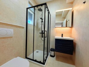 Dusche, Haartrockner, Handtücher, Toilettenpapier