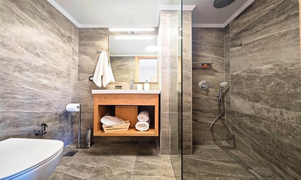 Dusche, kostenlose Toilettenartikel, Haartrockner, Hausschuhe
