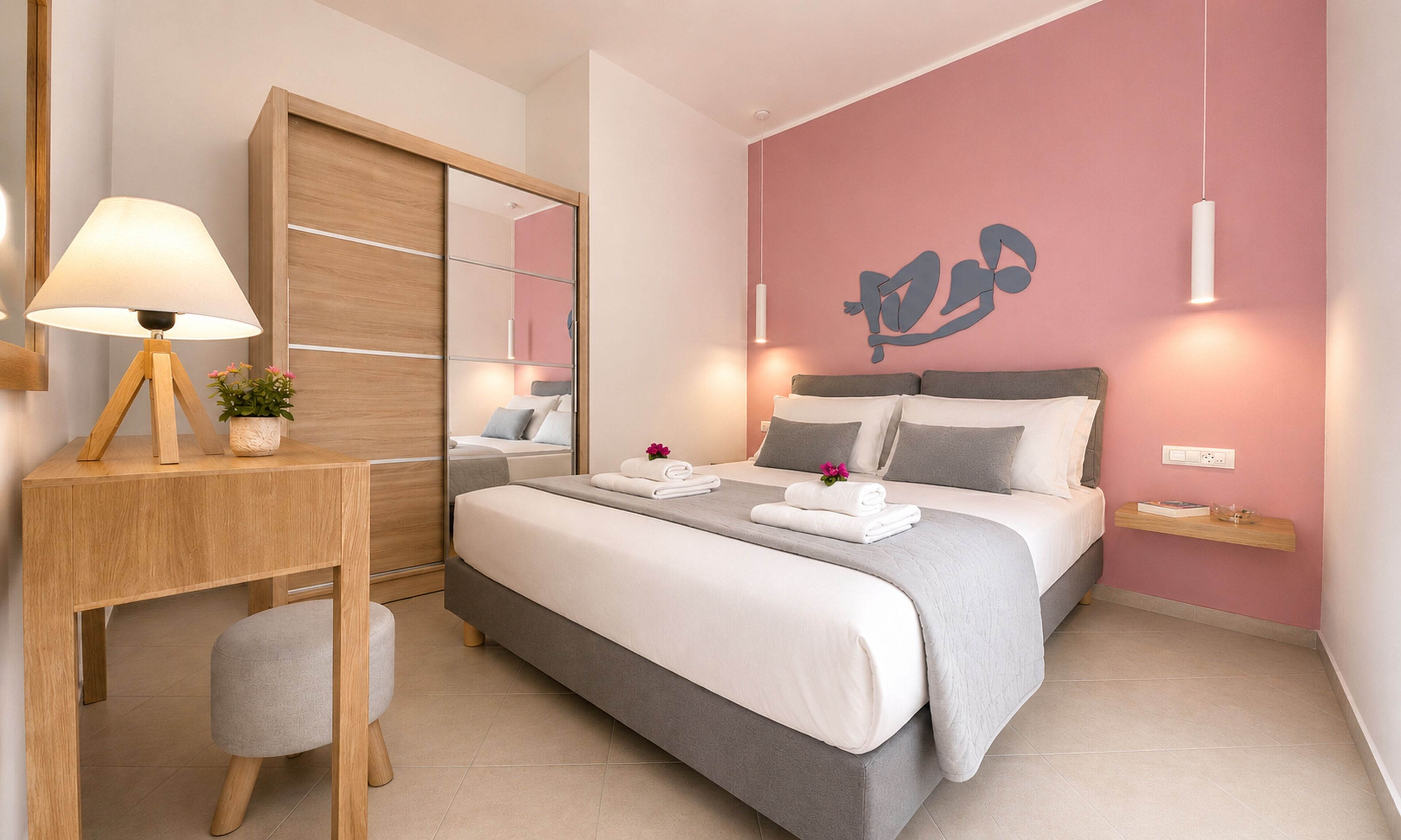 Un dormitorio moderno con cama, mesita de noche, lámpara y un elemento decorativo en la pared.