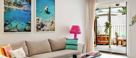 Smart-TV, Kamin, Bücher, Computerbildschirme