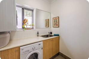 Interior - The Art Garden: a coastal retreat with sauna and longboard steps from the beach (Tugun)