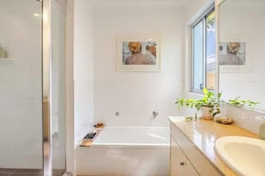 Dusche, umweltfreundliche Kosmetikartikel, Haartrockner, Handtücher