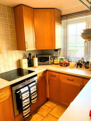 Fridge, microwave, oven, electric kettle - Bright Double Room in Hampton – Great Transport Links to Heathrow & London (Hampton)
