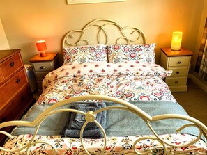 1 bedroom, desk, iron/ironing board, free WiFi - Bright Double Room in Hampton – Great Transport Links to Heathrow & London (Hampton)