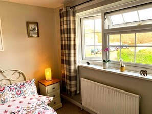 1 bedroom, desk, iron/ironing board, free WiFi - Bright Double Room in Hampton – Great Transport Links to Heathrow & London (Hampton)