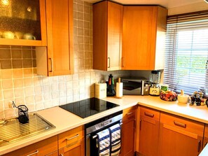 Fridge, microwave, oven, electric kettle - Bright Double Room in Hampton – Great Transport Links to Heathrow & London (Hampton)
