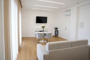 Deluxe Quadruple Room, 1 Queen Bed with Sofa bed, Private Bathroom | Living area - FM Pompeii (Pompei)