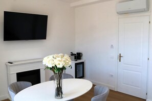 Deluxe fyrbäddsrum - 1 queensize-säng med bäddsoffa - privat badrum | Restauranger