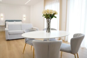 Quarto quádruplo luxo, 1 cama Queen e sofá-cama, banheiro privativo | Opções para refeição