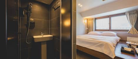 Habitación cuádruple familiar | Baño | Regadera, secadora de cabello, toallas, jabón