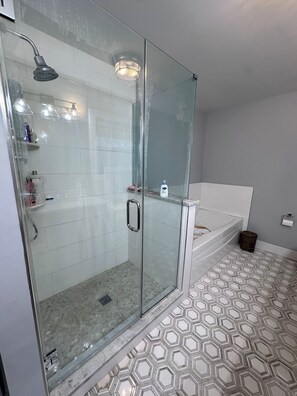 Dusche, Whirlpool, Handtücher, Toilettenpapier