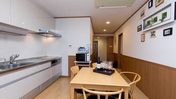 Comfort Apartment, 1 Bedroom, City View | In-room dining