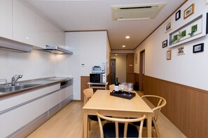 Comfort-Apartment, 1 Schlafzimmer, Stadtblick | Essbereich im Zimmer