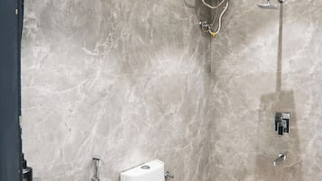Ducha, cabezal de ducha tipo lluvia, zapatillas y toallas