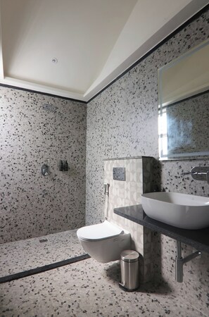 Een douche, een regendouche, pantoffels, handdoeken