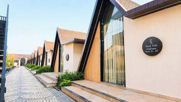 Deluxe Double Room, Air conditioning, Poolside | Hypo-allergenic bedding, desk, soundproofing, free WiFi