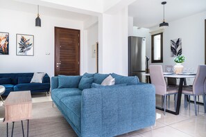 Vila, 3 quartos, piscina particular, vista para a cidade | Área de estar | Smart TV, Netflix, serviços de streaming